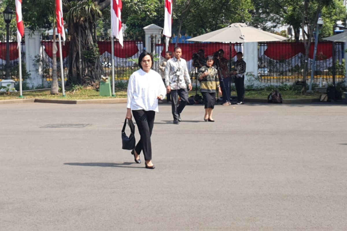 Menteri Keuangan Sri Mulyani usai bertemu Presiden Jokowi di Istana Merdeka, Jakarta, Selasa (22/10/2019). 