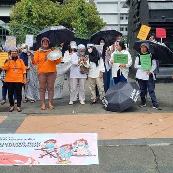 Belasan pekerja rumah tangga menggelar aksi unjuk rasa di depan kantor DPRD Jateng untuk menuntut Ketua DPR RI segera mengesahkan RUU PPRT, Rabu (15/2/2023).