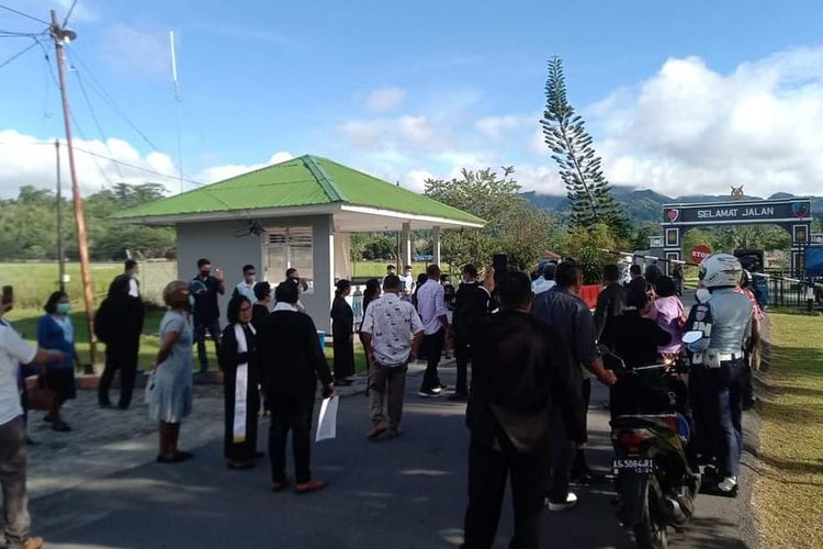 Puluhan warga jemaat gereja Kategorial Lanud Pattimura melakukan protes ke personel TNI AU setelah ada beberapa jemaat yang memakai sandal jepit diduga dilarang masuk ke komppleks tersebut, Minggu (15/5/2022)
