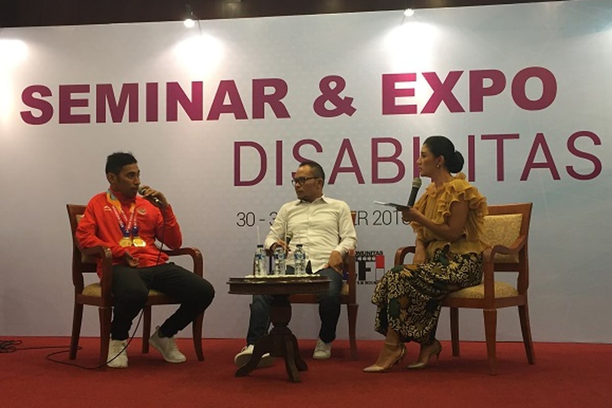 David Jacobs (Kiri), saat berbincang dengan Menteri Ketenagakerjaan Hanif Dhakiri (tengah) di acara Seminar Inklusi Film Disabilitas dan Expo Disabilitas 2018 di Jakarta, Selasa (30/10/2018)