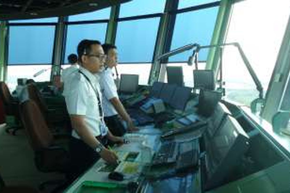 Suasana di dalam tower Jakarta Air Traffic Service Center (JATSC) Airnav Indonesia di Bandara Soekarno-Hatta, Selasa (5/7/2016). Pekerja di ruangan ini tetap bekerja seperti biasa meski saat Lebaran tiba.