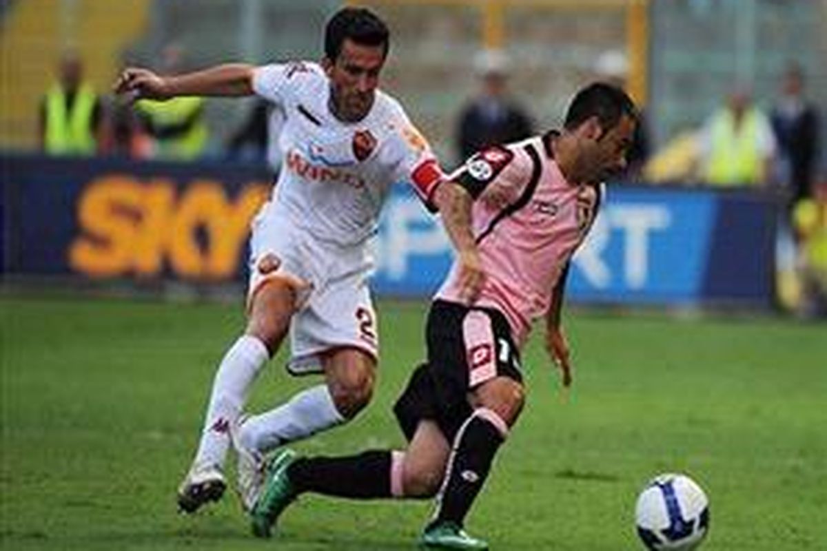 Christian Panucci (kiri), mengawali pesta kemenangan AS Roma saat menjamu Reggina.