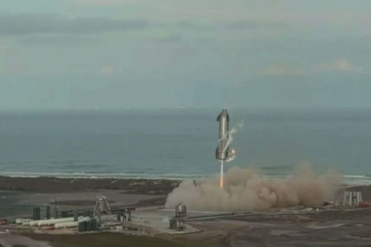 Uji coba peluncuran Starship SN10 milik SpaceX pada Rabu (3/3/2021). SN10 melambat saat mendekati tanah.