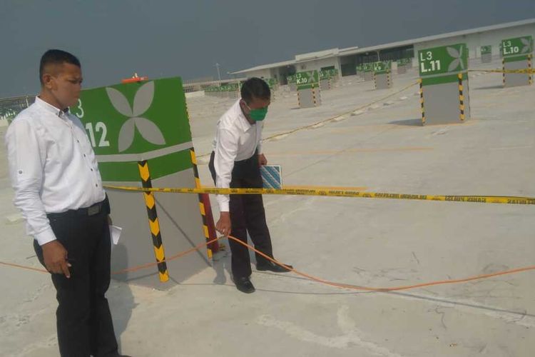 Polisi sedang olah kejadian perkara di lantai 3 gedung parkir kawasan Bandar Udara Yogyakarta International Airport di Temon, Kulon Progo, DI Yogyakarta. Seorang petugas parkir meninggal dunia tak lama setelah jatuh di lantai 3 ini. Foto merupakan dokumentasi pribadi.