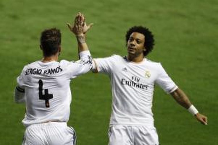 Bek Real Madrid Sergio Ramos (kiri) melakukan selebrasi bersama rekannya, Marcelo, usai mencetak gol ke gawang Levante dalam lanjutan laga La Liga, Sabtu (5/10/2013).