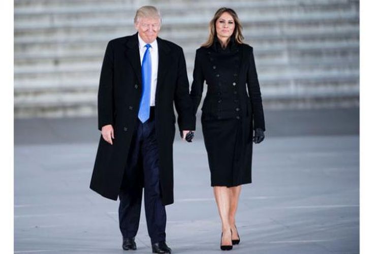 Donald Trump dan Melania Trump di Lincoln Memorial.