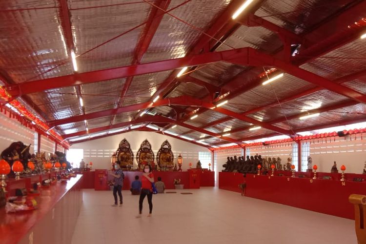 Sejumlah umat tengah bersembahyang di Vihara Dharma Bhakti, Glodok, Jakarta Barat, Rabu (10/2/2021)