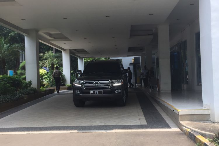 Mobil dinas Menteri Dalam Negeri, Tito Karnavian, di RSUP Persahabatan, Jakarta Timur, Sabtu (14/3/2020).