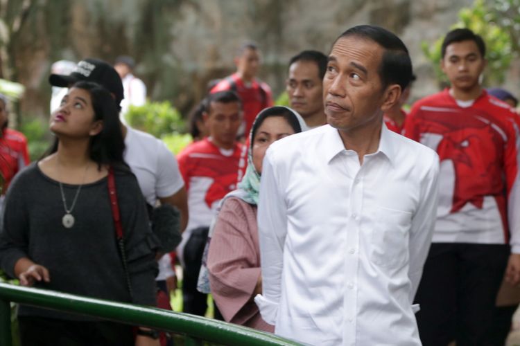 Presiden Republik Indonesia, Joko Widodo beserta istri serta dua anaknya berlibur ke Kebun Binatang Ragunan, Jakarta, Kamis (29/6/2017). Dalam liburannya ini Joko Widodo dan keluarga terlihat menyambangi Pusat Primata Schmutzer. KOMPAS IMAGES/KRISTIANTO PURNOMO