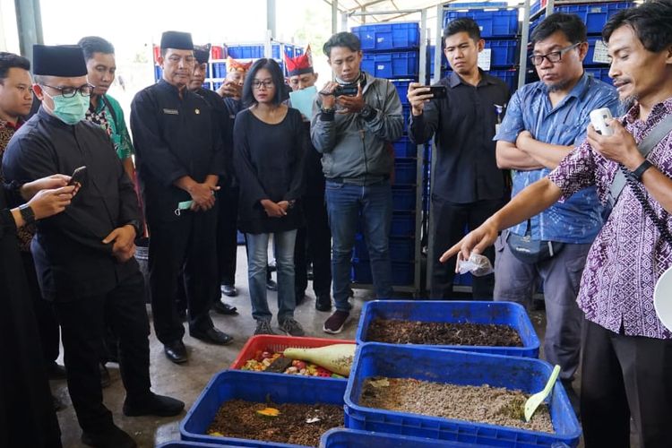 Bupati Banyuwangi Abdullah Azwar Anas pun mengajak puluhan kepala desa dan lurah dari enam kecamatan untuk melihat langsung pengelolaan sampah di Desa Tembokrejo, Kecamatan Muncar, Banyuwangi, Selasa (29/10/2019).