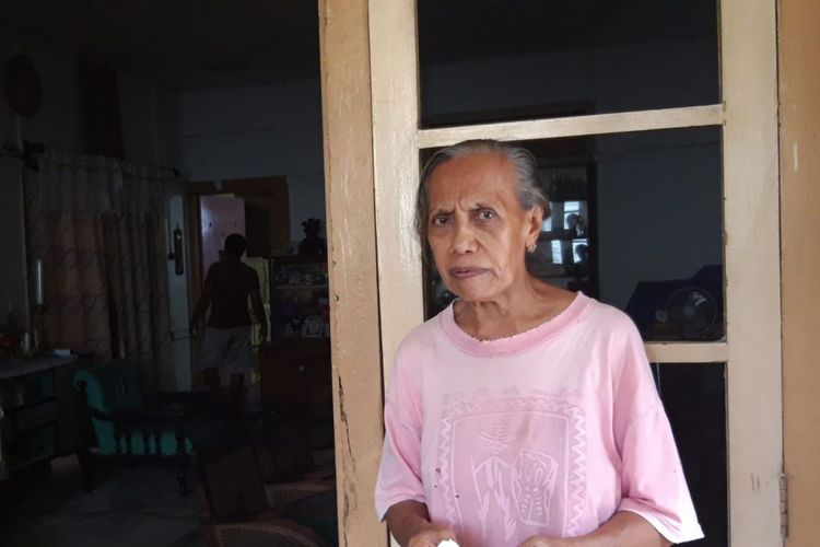 Hanna Mairissa (68) warga Lorong Permi, Kelurahan Waihaong, Kecamatan Sirimau Ambon  menceritakan pengalamannya saat konflik kemanusiaan pecah di Kota Ambon tahun 1999 kepada Kompas.com di rumahnya Jumat (30/11/2018) 