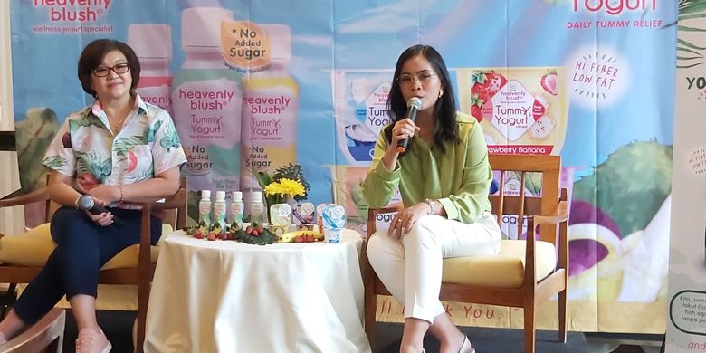 Marketing Director PT.Heavenly Nutrition Indonesia, Ivvone Aryanti (kiri) dan dr.Marya Hartono Sp.GK (kanan) dalam acara talkshow tentang bahaya gula bagi pencernaan di Jakarta (27/11/2019).