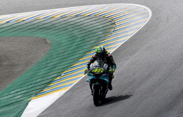 Rider Petronas Yamaha SRT saat beraksi di sesi free practice MotoG Perancis di Sirkuit Le Mans, Jumat (14/5/2/2021).
