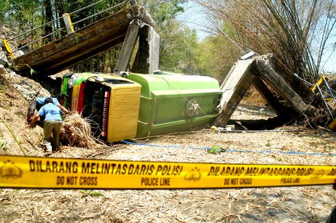 Jembatan Tiba-tiba Ambruk, Truk Tangki Air Pesanan Warga Terjun ke Sungai