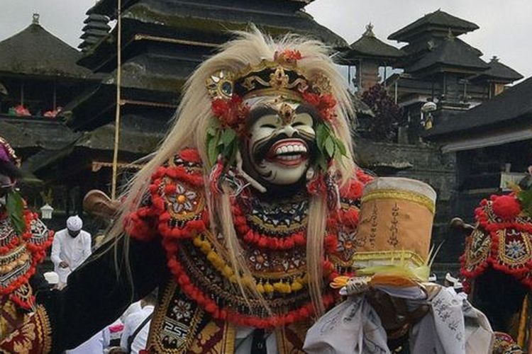 Seniman menampilkan tari Topeng Sidakarya dalam upacara Pamahayu Jagat di Pura Besakih, Karangasem, Bali, Minggu (5/7/2020) 