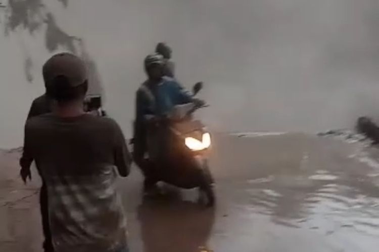 Tangkapan layar dari video yang beredar yang menunjukkan jembatan di Lumajang putus akibat awan panas guguran Semeru