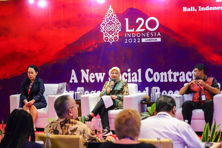 Menteri Ketenagakerjaan Ida Fauziyah menjadi pembicara di acara The Labour 20 (L20) Summit Event yang diselenggarakan oleh Dewan Eksekutif Nasional (DEN) Konfederasi Serikat Buruh Seluruh Indonesia (KSBSI), di Badung Bali, Minggu (13/11/2022).
