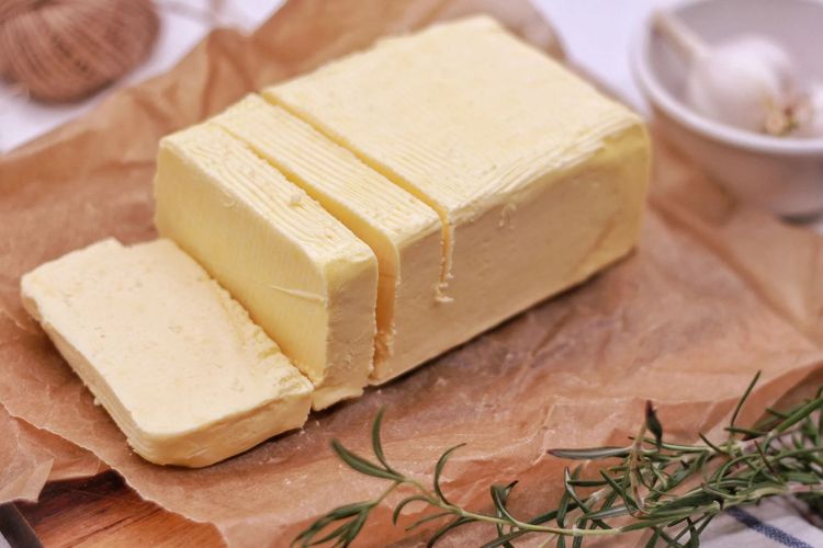 Tren Makan Mentega Langsung, Amankah bagi Tubuh? Ini Risiko Jika Berlebihan