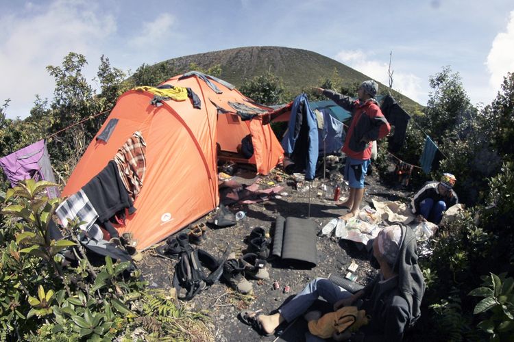 Suasana pelataran Gunung Dempo yang menjadi tempat camp para pendaki sebelum menuju puncak.