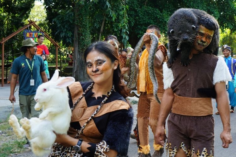 Parade dan pertunjukan tematik menjadi salah satu daya tarik perayaan akhir tahun di Taman Safari Indonesia. Melalui pendekatan edutainment, pengunjung diajak mengenal satwa dan budaya secara lebih dekat. 