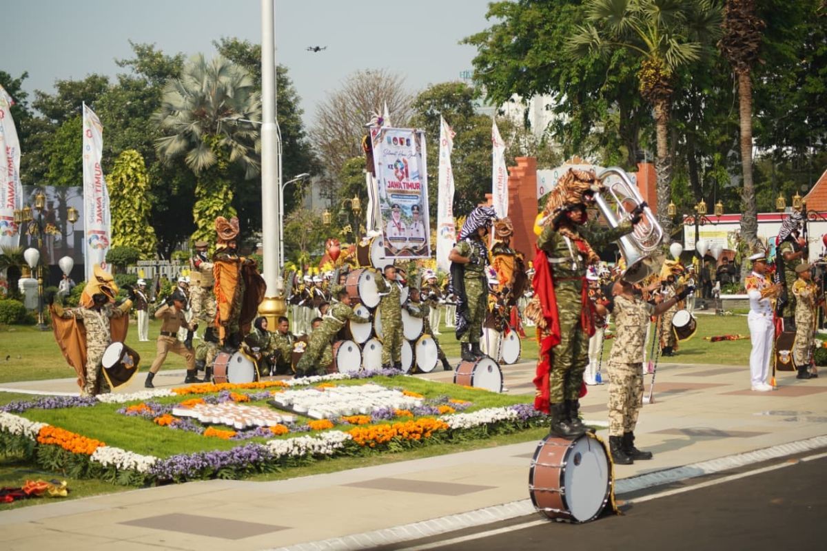 Marching Band Gemantara Dharma Praja tampil memukai di Hari Jadi ke-81 Provinsi Jawa Timur, Senin (12/10/2026).