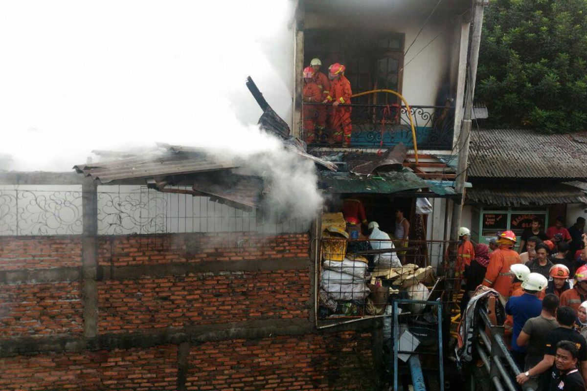 Sebuah pabrik tahu di Jalan Bangka IX Ujung terbakar pada Minggu (21/5/2017).