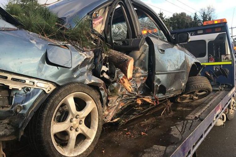 Kepolisian Tasmania menunggah foto mobil rusak akibat kecelakaan sebagai peringatan bagi para pengemudi lain.  
