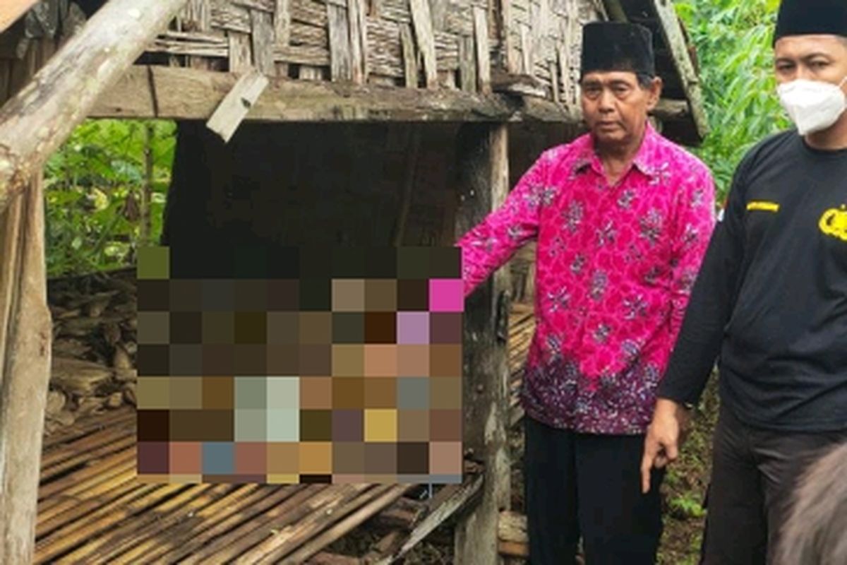 Warga Desa Daandung, Kecamatan Kangayan, Kabupaten Sumenep, Jawa Timur, saat menemukan bayi yang baru dibuang oleh ibu kandungnya. 