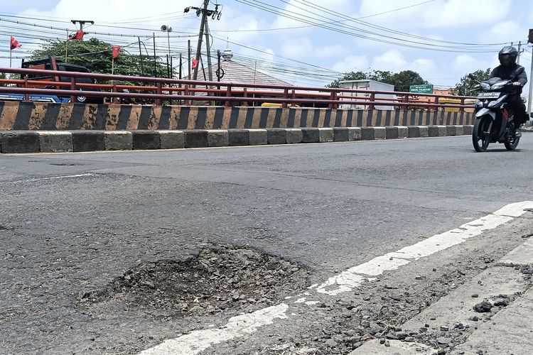 Kondisi jalan berlubang di Jalur Pantura Indramayu, Kamis (5/2/2026)