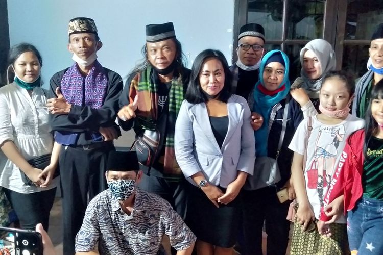 Beryl Gondrong (tengah dengan sarung warna hijau) bersama anggota sanggar saat di Rumah Kreatif Condet, Jakarta Timur, Kamis  (27/8/2020)