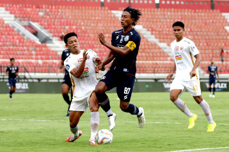 Pemain Arema FC Johan Ahmad Farizi berduel dengan pemain Persija Jakarta Rio Fahmi saat laga pekan ke-26 Liga 1 2023-2024 yang berakhir dengan skor 3-2 di Stadion Kapten I Wayan Dipta Gianyar, Senin (26/2/2024) sore.
