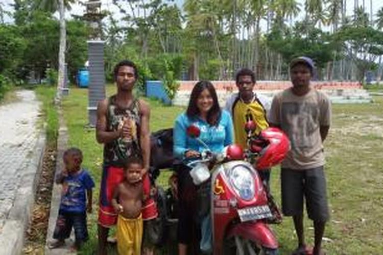 Bersama warga yang memberikan penginapan di Waisai Torang Cinta, Papua.