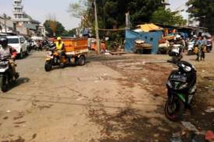 Salah seorang petugas kebersihan saat melintasi jalan rusak di Jalan Rajawali Timur, Kota Bandung beberapa waktu lalu. Dinas Bina Marga Dan Pengairan Kota Bandung mencatat 30 persen Jalan di Kota Bandung masih rusak.
