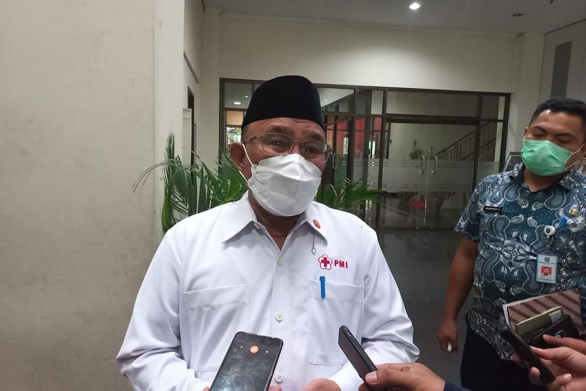 Wali Kota Depok, Mohammad Idris ketika memberikan keterangan kepada wartawan setelah menghadiri pelantikan pengurus dan Dewan Kehormatan Palang Merah Indonesia (PMI) Kota Depok di Ruang Teratai, Balai Kota Depok, Kamis (19/5/2022).