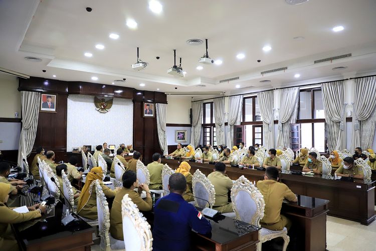 Wali Kota Surabaya Eri Cahyadi mengumpulkan dan memberi pengarahan khusus bagi para camat, lurah, dan Sekretaris Kecamatan yang baru dilantik pada Jumat (1/10/2021) lalu di ruang sidang Wali Kota Surabaya, Senin (4/10/2021).