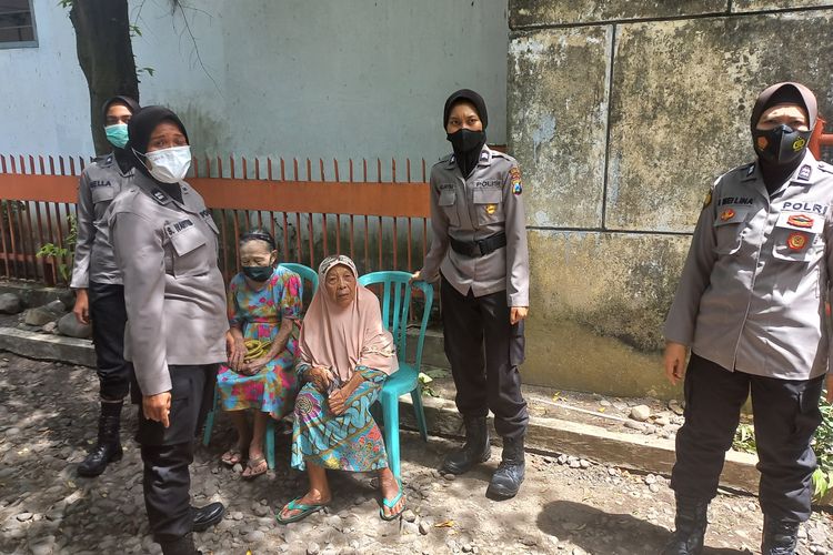 Lansia penerima BPNT di kantor Pos Kota Kediri, Jawa Timur, Rabu (23/2/2022).