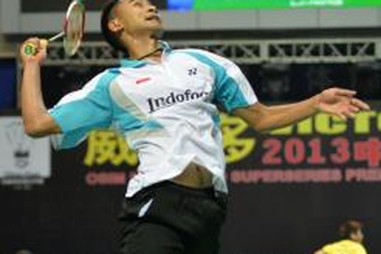 Pebulu tangkis Indonesia, Tommy Sugiarto memukul kok ke arah pemain China, Wang Zhengming, pada babak kedua China Open Superseries Premier 2013 di Shanghai, Kamis (14/11/2013). Wang menang 21-15, 14-21, 21-18.