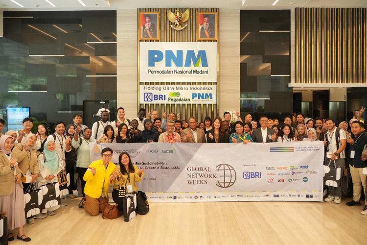 Foto bersama perwakilan PNM dengan para peserta Global Network Week di Kantor Pusat PNM, Jakarta, Kamis (15/10/2024). 