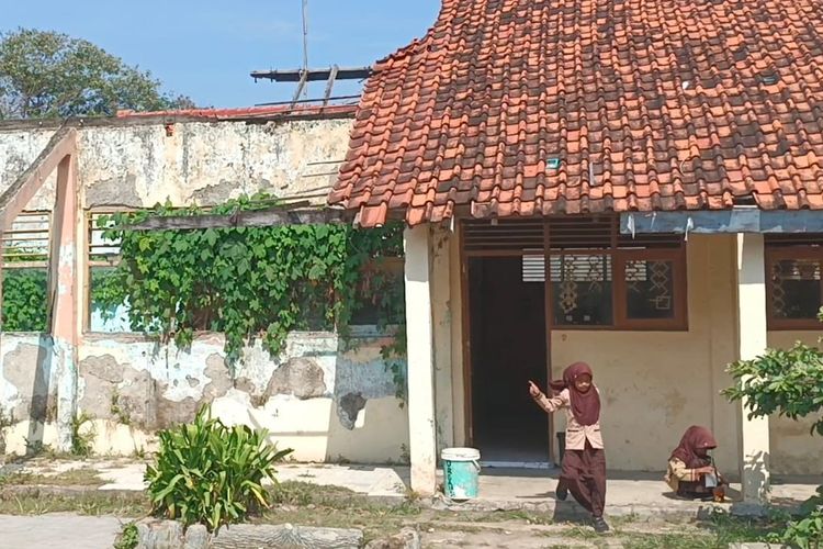 Siswa kelas 2 dan 4 SD Negeri Sitanggal 06, Kecamatan Larangan Kabupaten Brebes, Jawa Tengah terpaksa belajar di ruang perpustakaan dan ruang unit kesehatan sekolah (UKS), Jumat (26/9/2025).