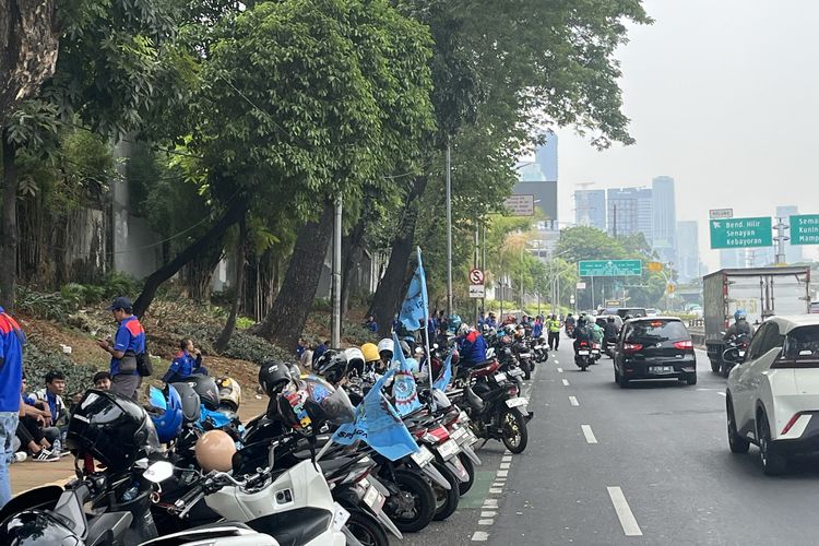 Demo Buruh di Jakarta Hari Ini, Massa Mulai Berdatangan ke Depan Gedung DPR