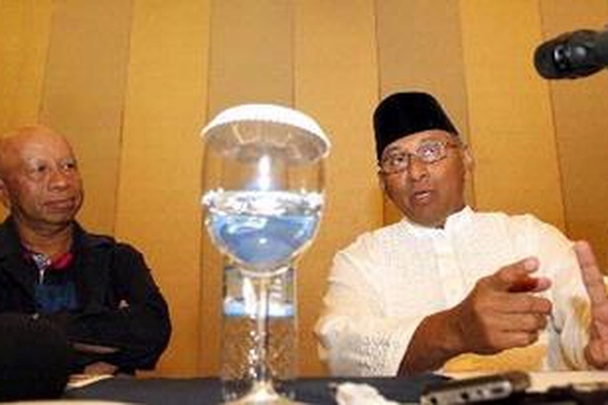 KSAD Jenderal TNI George Toisutta (kanan) bersama pengusaha Arifon Panigoro (kiri) melakukan konferensi pers, di Hotel Gran Melia, Jakarta, Kamis (24/3/2011). Dalam acara tersebut kedua pasangan calon ketua dan wakil ketua PSSI tersebut menyatakan tetap akan maju dalam persaingan kursi Ketua PSSI.