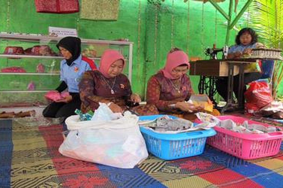 Ibu-ibu penggerak bank sampah Griya Bahagia, Palembang, Sumatera Selatan, membuat kerajinan dari sampah-sampah yang telah disetor nasabahnya, Sabtu (14/4/2012). 