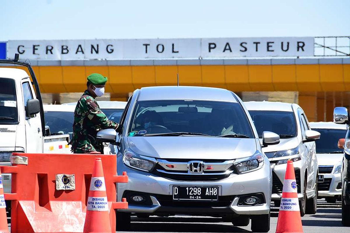 Tarif tol Jakarta Bandung 2023 alias biaya tol Jakarta Bandung tidak berubah misalnya tarif tol Bandung Jakarta keluar di Pasteur tetap Rp 66.000. 