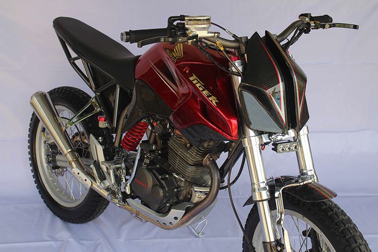 Honda Tiger 2008 milik Riski Almunawar dimodifikasi dengan konsep Neotracker pada ajang HMC 2021.