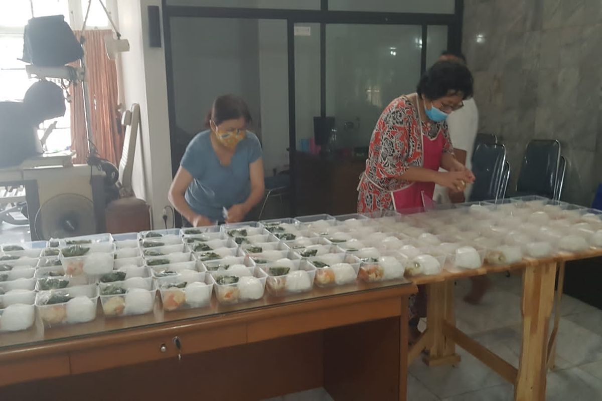 Gerakan Teman Bantu Teman bagi-bagi makanan gratis untuk pasien Covid-19 yang menjalani isolasi mandiri di sekitar wilayah Jakarta Barar dan Jakarta Utara.