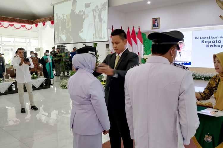 Bupati Kendal,Dico M Ganinduto, saat melantik 62 Kepala Desa. KOMPAS.COM/SLAMET PRIYATIN