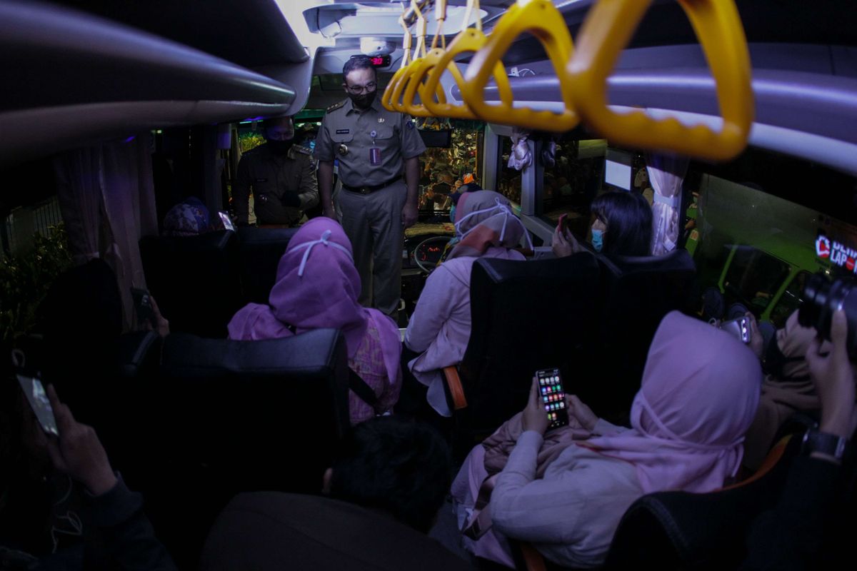 Walikota Bogor, Bima Arya Sugiarto mendampingi Gubernur DKI Jakarta, Anies Baswedan saat memantau operasional bus gratis dari Pemprov DKI Jakarta di Stasiun Bogor, Senin (15/6/2020). Pemprov DKI Jakarta menyediakan 50 bus gratis untuk mengangkut warga yang hendak berangkat atau pulang dari Bogor, Depok, Tangerang, dan Bekasi untuk meminimalkan penyebaran Covid-19, terutama di masa transisi pembatasan sosial berskala besar (PSBB).