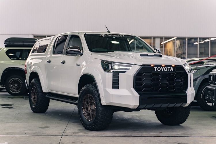 Modifikasi Hilux dengan body kit bergaya Tundra buatan GMG Double Eight Jepang