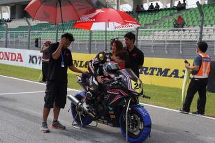 Pebalap dari AP Honda Racing Thailand Apiwat Wongthananon saat akan memulai balapan di Asia Production 250cc
