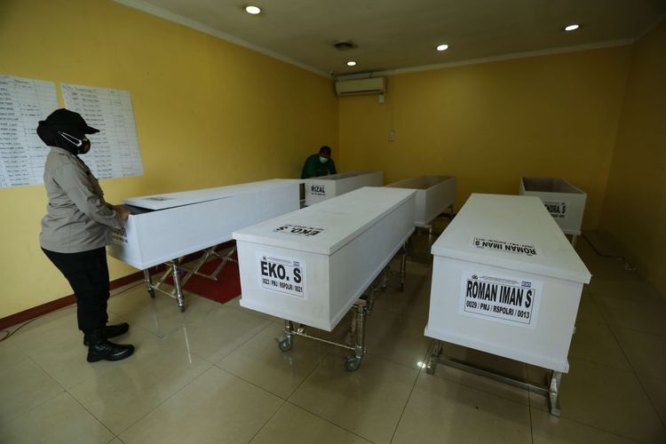 Petugas mempersiapkan peti jenazah untuk korban tewas kebakaran Lapas Kelas I Tangerang di RS Polri, Kramat Jati, Jakarta Timur, Rabu (15/9/2021). Delapan jenazah korban tewas dalam kebakaran diserahkan kepada pihak keluarga.